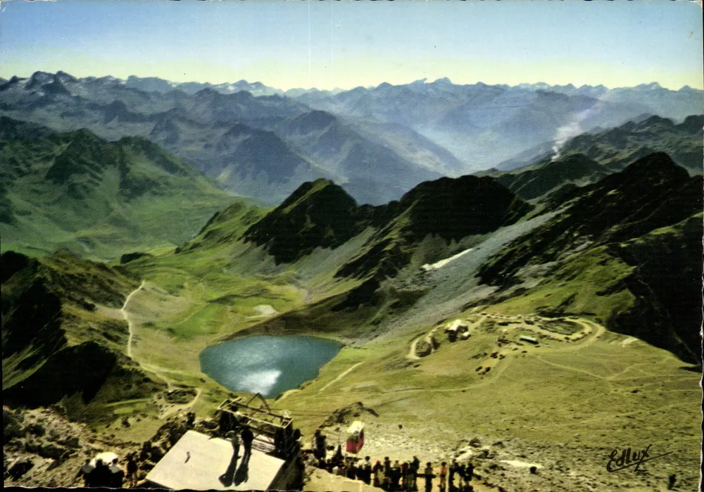Pic du Midi de Bigorre — vista sobre a cadeia dos Pirineus, o Lago d'Opet e Sencours — Ed. A. Doucet, Pl. Peyramale, Lourdes - Frente