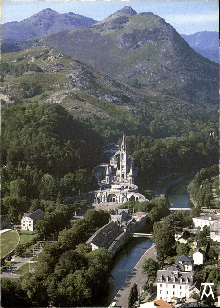 Lourdes — Die Basilika und die Pyrenäen: Luftbild — Éditions Art Pyrénées, n° K 908 - Vorderseite