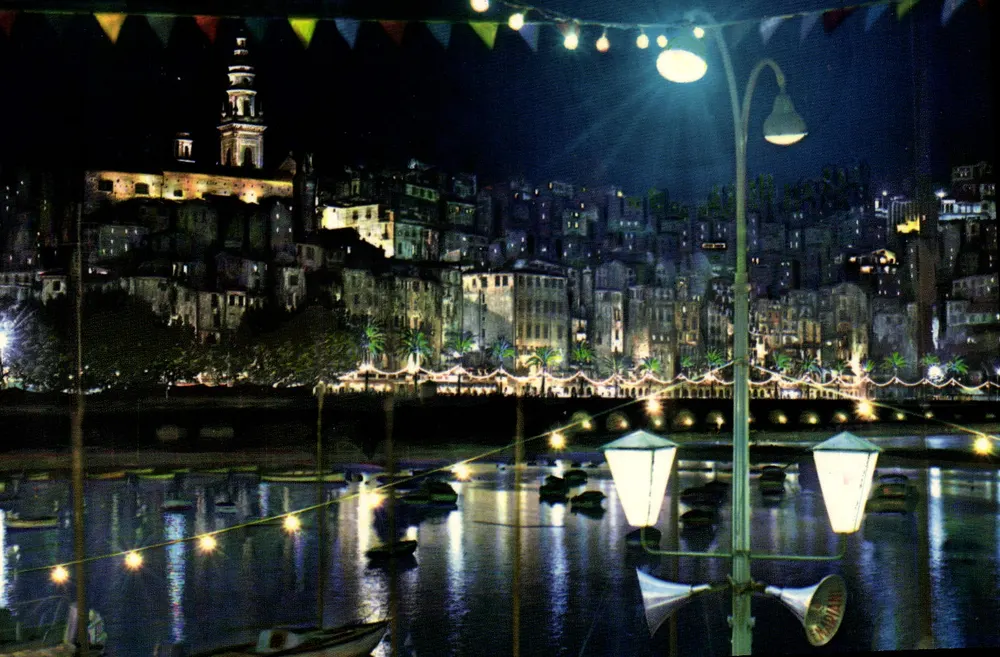 Menton — Altstadt vom Abend aus gesehen (Sommerkarneval) — L. LARCAN, Drucker - Verlag, Menton - Vorderseite