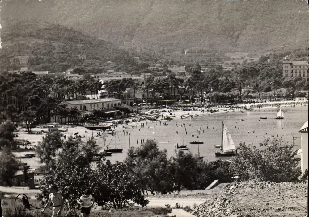 Cavalaire-sur-Mer — praia e porto — Foto Pôle - Frente