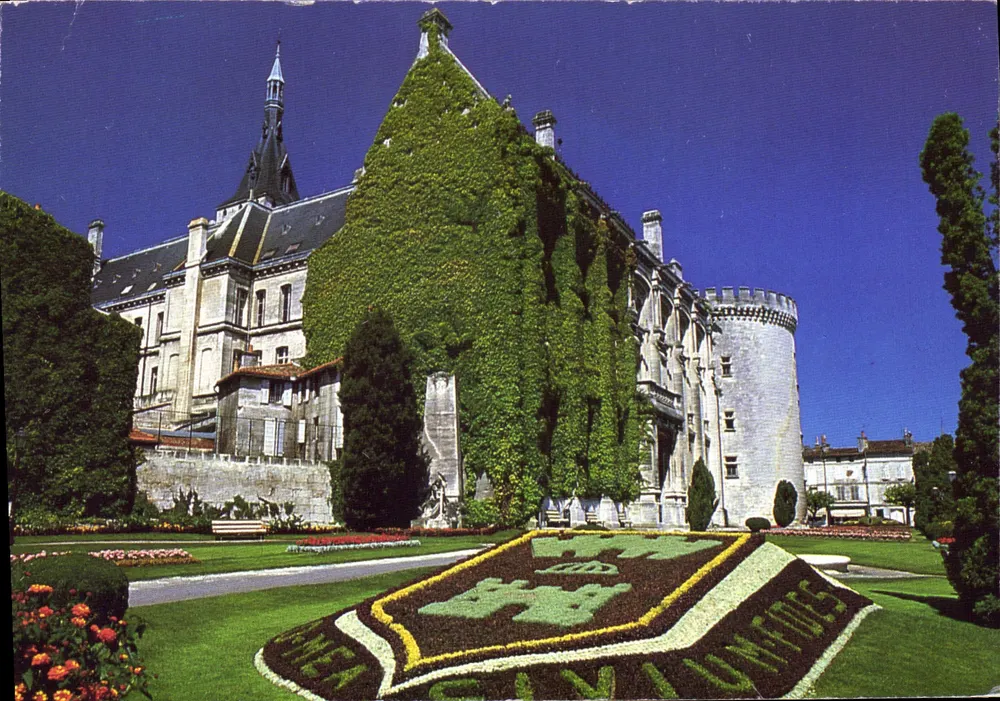Schloss Angoulême — Place J. Kennedy — Verlag: Images de France - Vorderseite