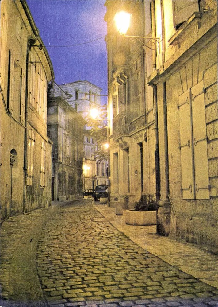 Rua pavimentada do bairro antigo de Angoulême — Torre da Igreja de São André — Edição Pierron - Frente