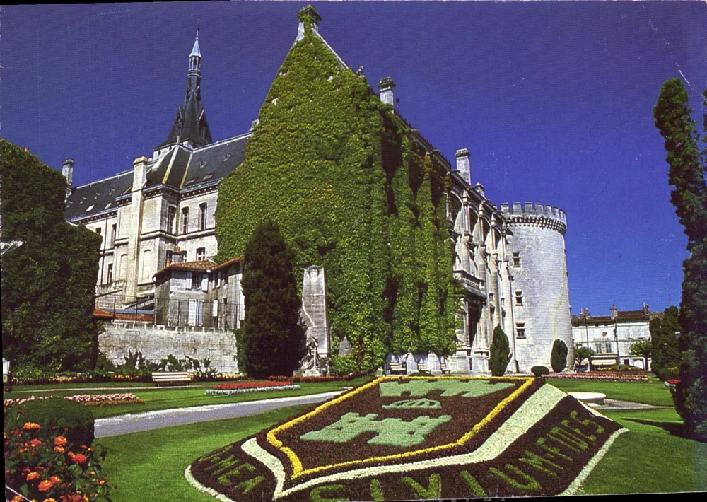 Schloss Angoulême — Square J. Kennedy — Verlag: Images de France - Vorderseite