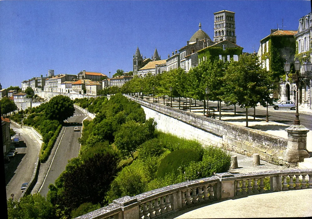 Angoulême — Bastion Desaix und Kathedrale Saint-Pierre — IMAGES DE FRANCE - Vorderseite