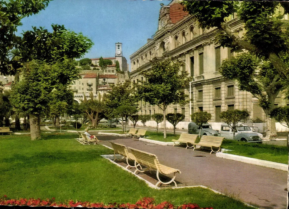 Cannes — Das Rathaus und die Uhrturm — unbekannter Verlag - Vorderseite