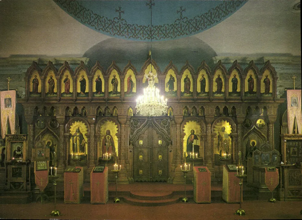 A antiga igreja russa de Nice (1860) — Vista geral da iconostase (madeira maciça esculpida) — Edições VETS, Paris - Frente