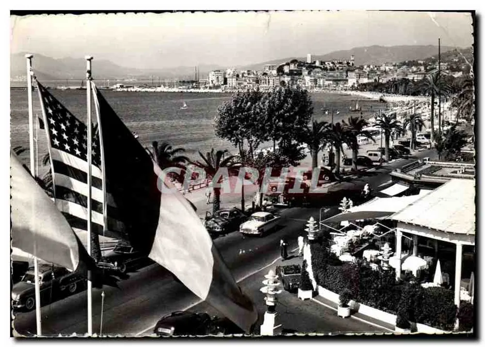 Cannes - Le Suquet vom Carlton-Hotel aus gesehen — Panoramablick mit amerikanischen Fahnen und alten Autos - Vorderseite