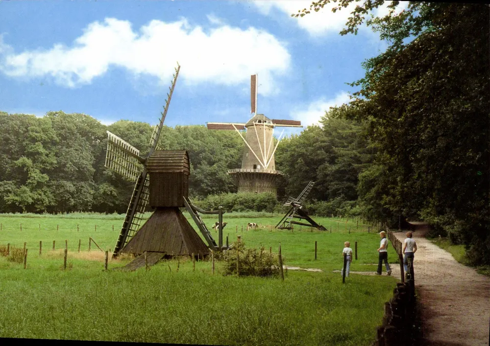 Mühlen — Spinnekopmolen, Gorredijk (Fr.), Steinmühle, Deift (Z.H.), und Tjasker, Wouterswoude (Fr.) — Rijksmuseum voor Volkskunde, Het Nederlands Openluchtmuuseum, Arnhem (Nederland) - Vorderseite