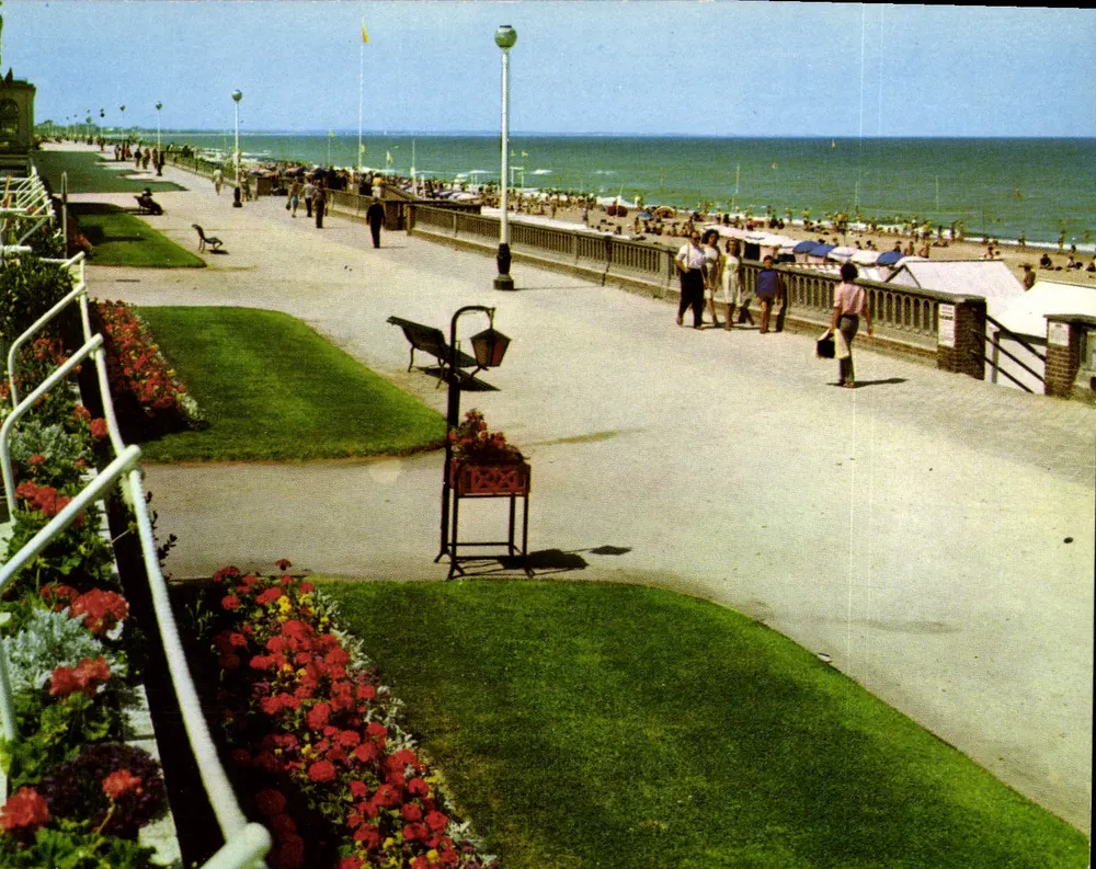 Cabourg — Die Promenade und der Strand — Verlag: ARTEFF-NANTES - Vorderseite