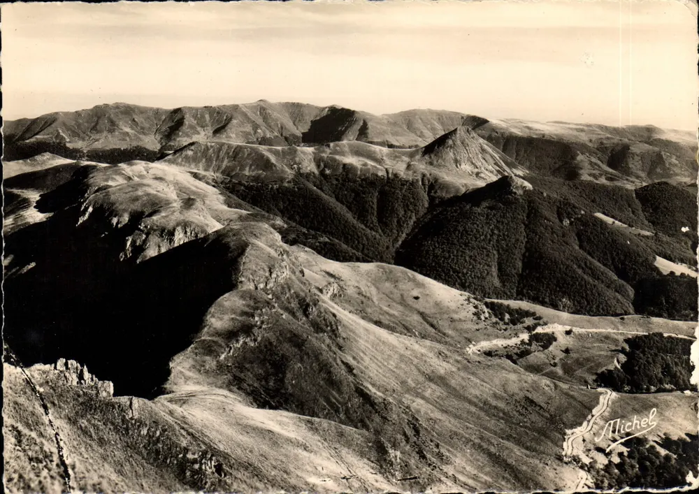 Panoramablick auf den Puy-Mary — Le Cantal Touristique — Éditions d'Art Michel - Vorderseite