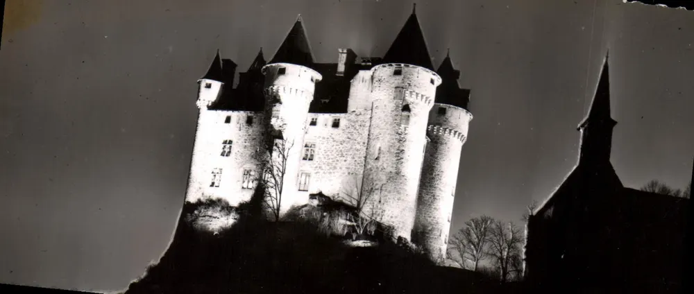 Schloss Val nahe BORT — Gemeinde LANOBRE (Cantal) — Photo Bally — n° 15 - Vorderseite