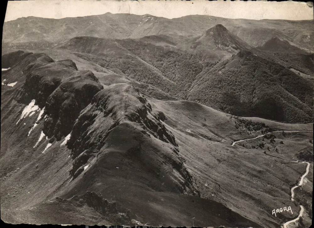 Puy-Mary (1.787 m) — Panorama über den Plomb du Cantal und die Rochers de Peyre-Arse — Verlag Aggra - Vorderseite