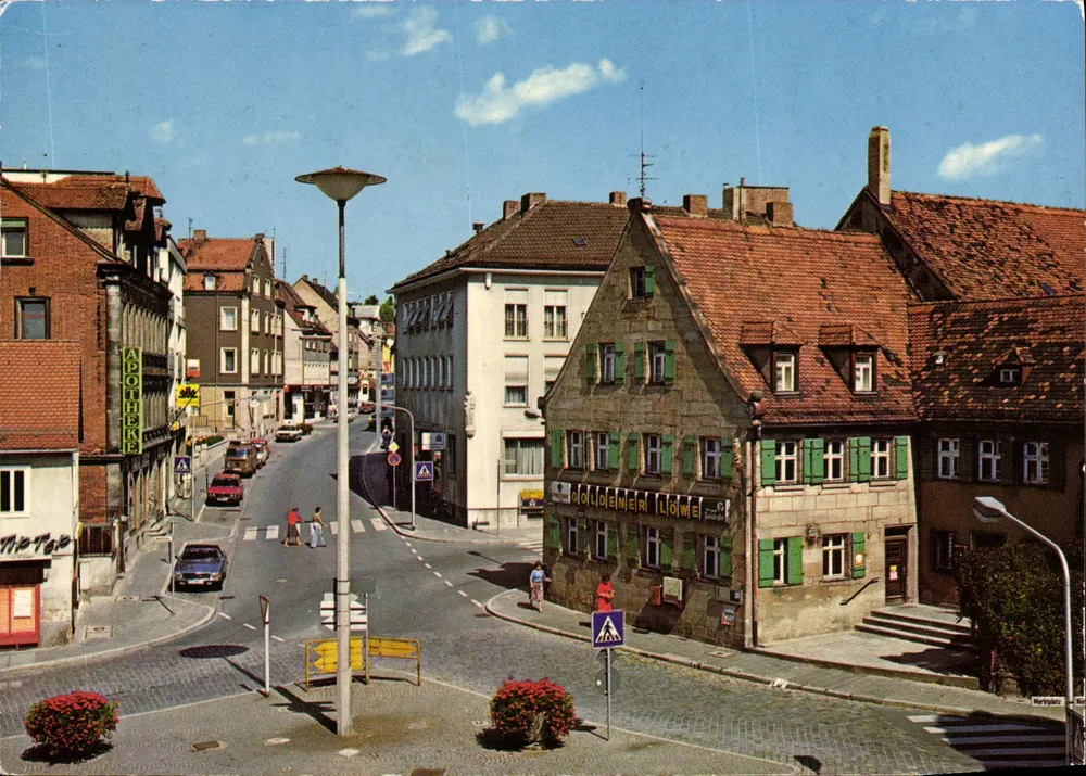 Marktplatz in Zirndorf — Straßenszene mit der Aufschrift 'Goldener Löwe' — Frila Verlag, Nr. 908/39/15 - Vorderseite
