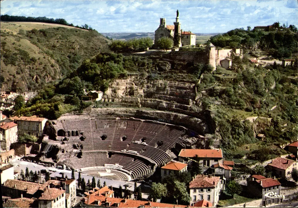 Vienne (Isère) — Luftbild — Das antike Theater und N.-D. de Pipet - Vorderseite