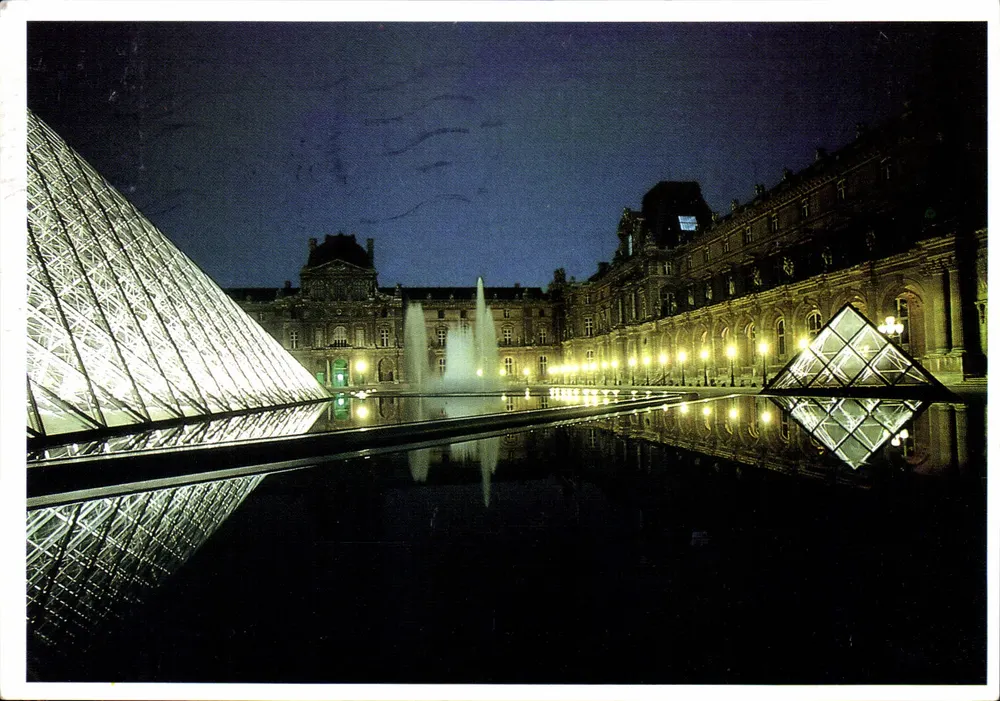 Louvre-Museum — Nacht: Der Louvre und die Pyramide — Architekt I.M. Pei — Foto Alfred Wolf - Vorderseite