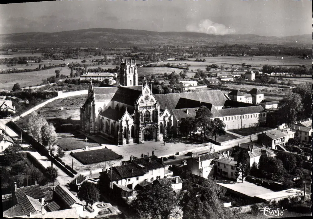 Bourg-en-Bresse (Ain) — Luftbild — Kirche von Brou - Vorderseite