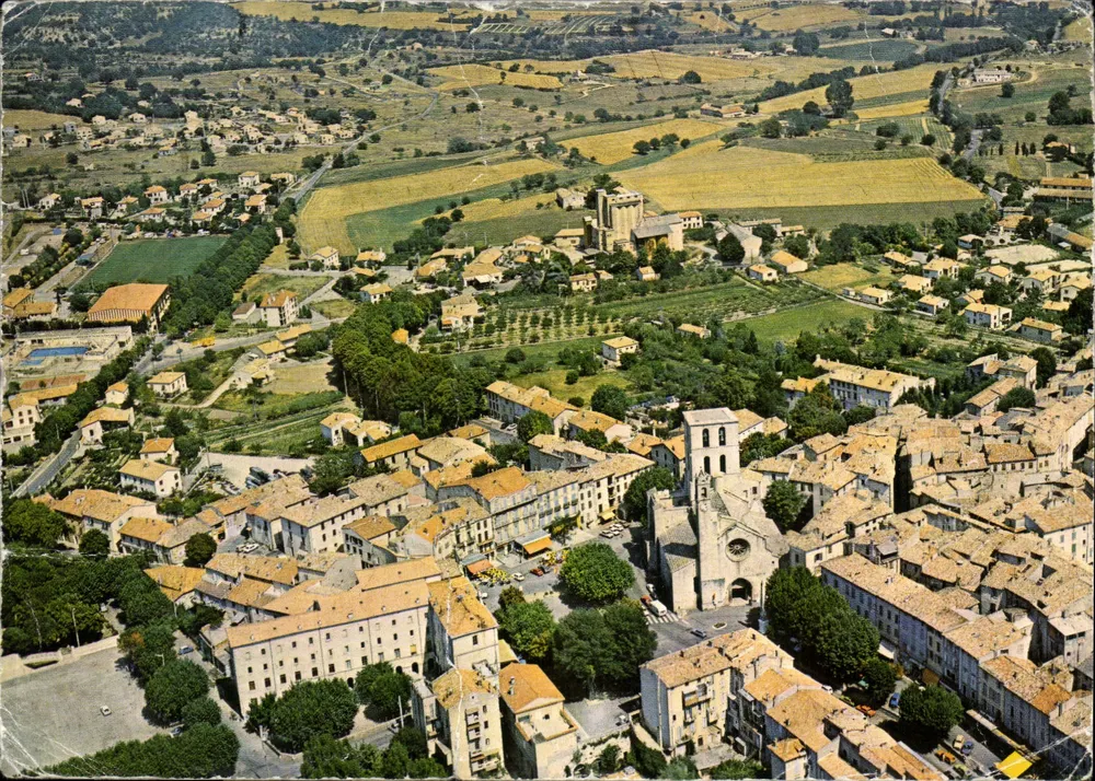 Forcalquier (Alpes-de-Haute-Provence) — vue générale aérienne — Imprimerie Mitcon - Recto