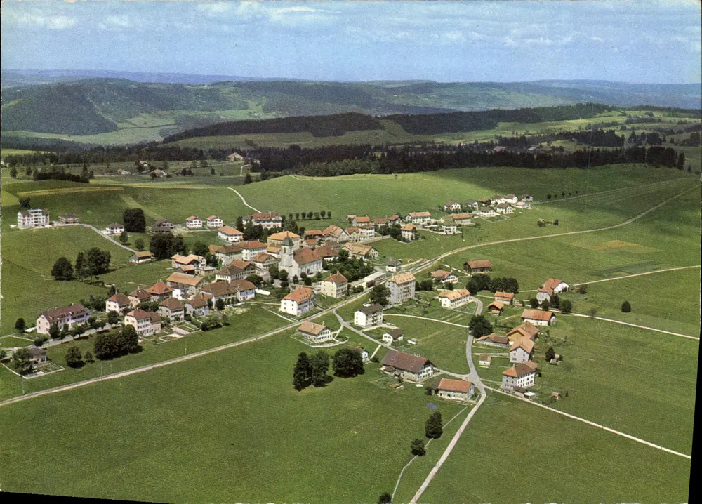 Les Bois, alt. 1035 m (Franches Montagnes) — vista aérea — Impressora na Suíça - Frente