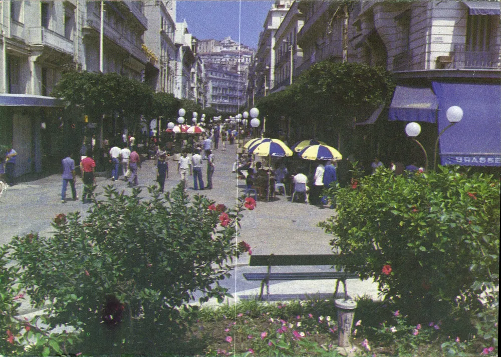 Grasse — belebte Straße mit Sonnenschirmen — Verlag nicht sichtbar - Vorderseite