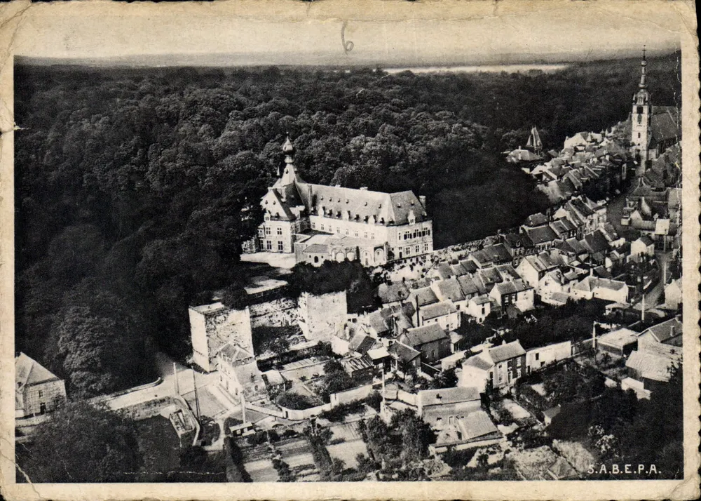 Château féodal de Virelles — vue aérienne avec édifice principal et village en contrebas — éditeur S.A.B.E.P.A. n°6 - Vorderseite