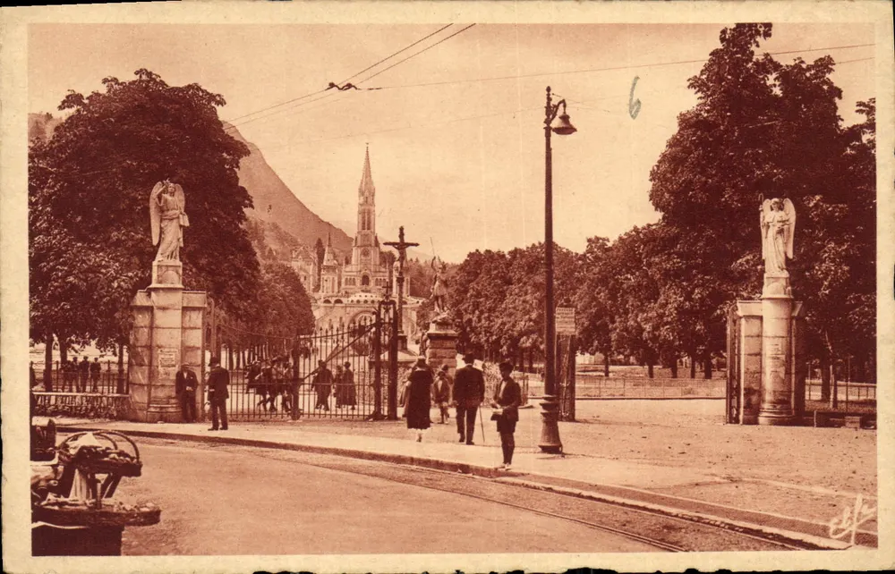 Entrada da Esplanada — A Basílica — Éditions Pyrénées-Océan - Frente