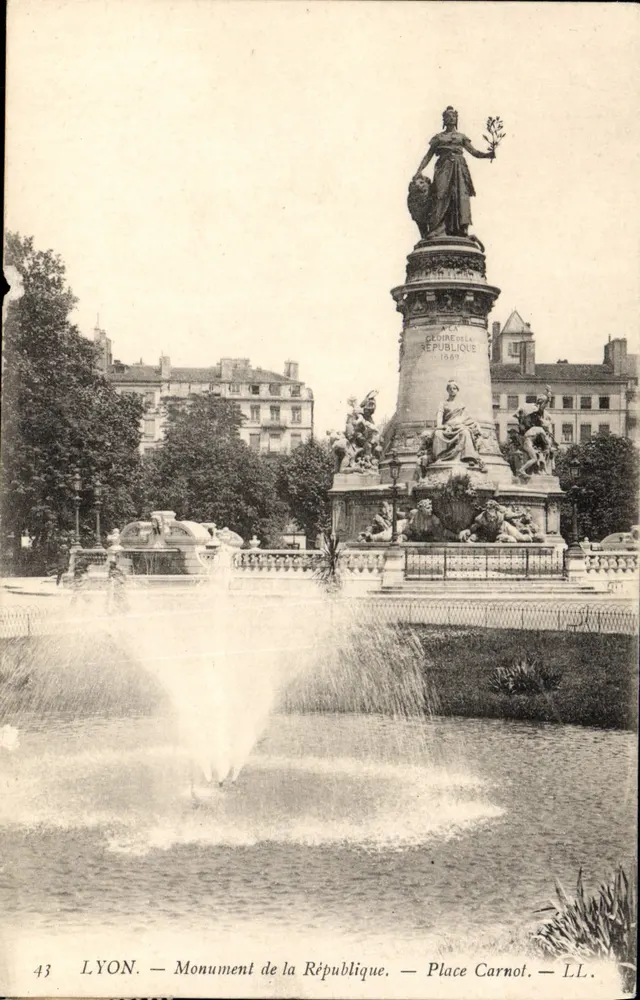 LYON — Monumento da República — Praça Carnot — LL. — n°43 - Frente