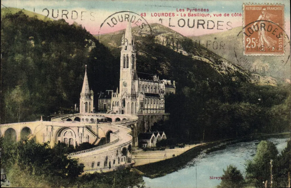 Lourdes - A Basílica, vista lateral — Os Pirineus, 63 — Sireyron, editor - Frente