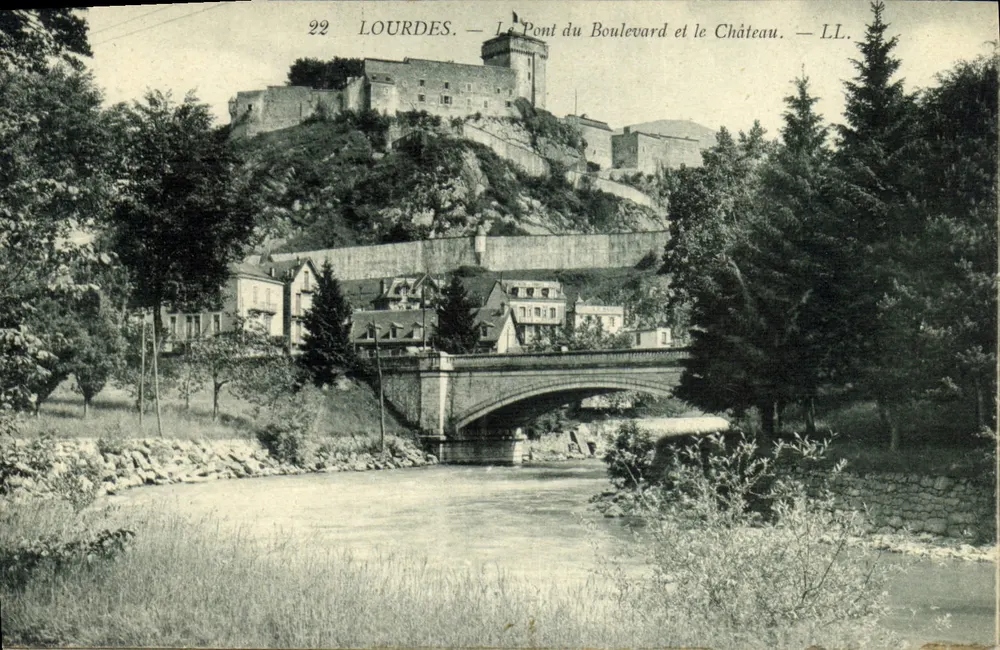 Lourdes — Die Brücke des Boulevards und das Schloss — LL. - Vorderseite