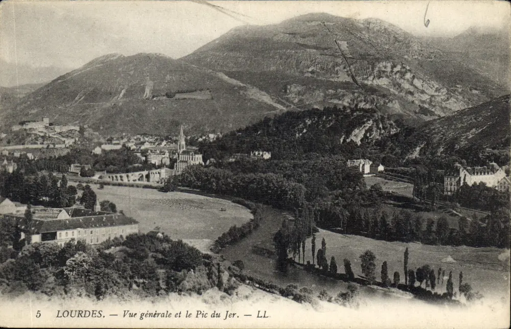 Lourdes — Visão geral e o Pic du Jer — LL - Frente