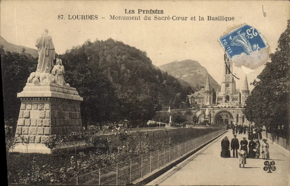 Lourdes — Denkmal des Heiligen Herzens und die Basilika - Vorderseite