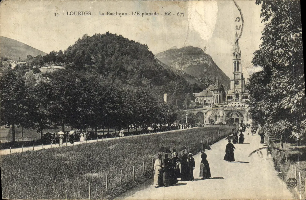 Lourdes - A Basílica - A Esplanada - BR 677 - Frente