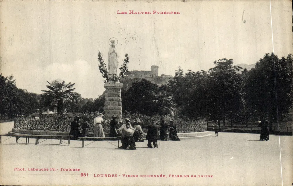 Lourdes - Gekrönte Jungfrau, Pilger in Gebet — Phot. Labouche Fr.-Toulouse, n°951 - Vorderseite