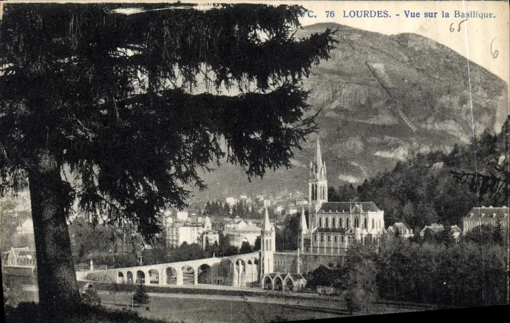 Lourdes — Vista da Basílica — Carrache, editor Pau, n° 76 - Frente