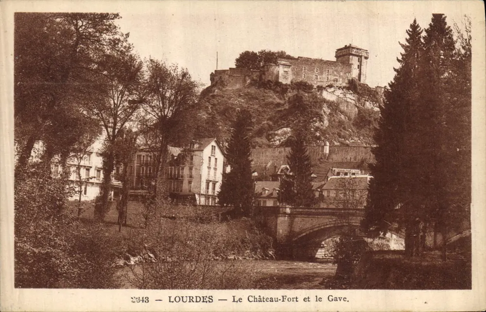 Lourdes — Das Schloss und der Gave — unbekannter Verlag, n° 2343 - Vorderseite