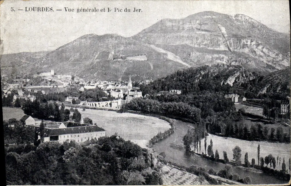 Lourdes — Vista geral e o Pic du Jer. - Frente