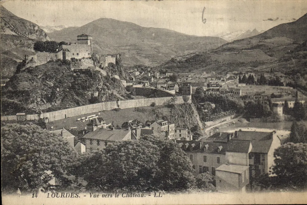 Lourdes - Visão em direção ao Castelo - LL - Frente