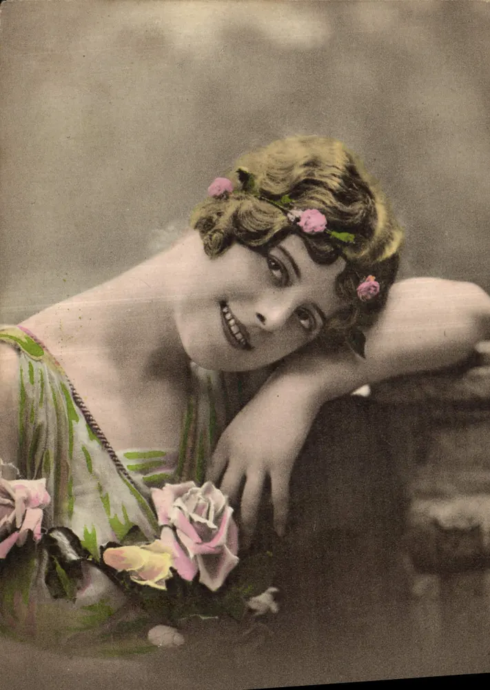 Jeune femme souriante — avec couronne de roses et bouquet — éditeur 50-PLATINE - Frente