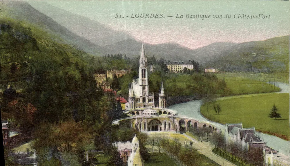 Lourdes — Die Basilika vom Château-Fort aus gesehen — Photo Edition Quinaime - Vorderseite