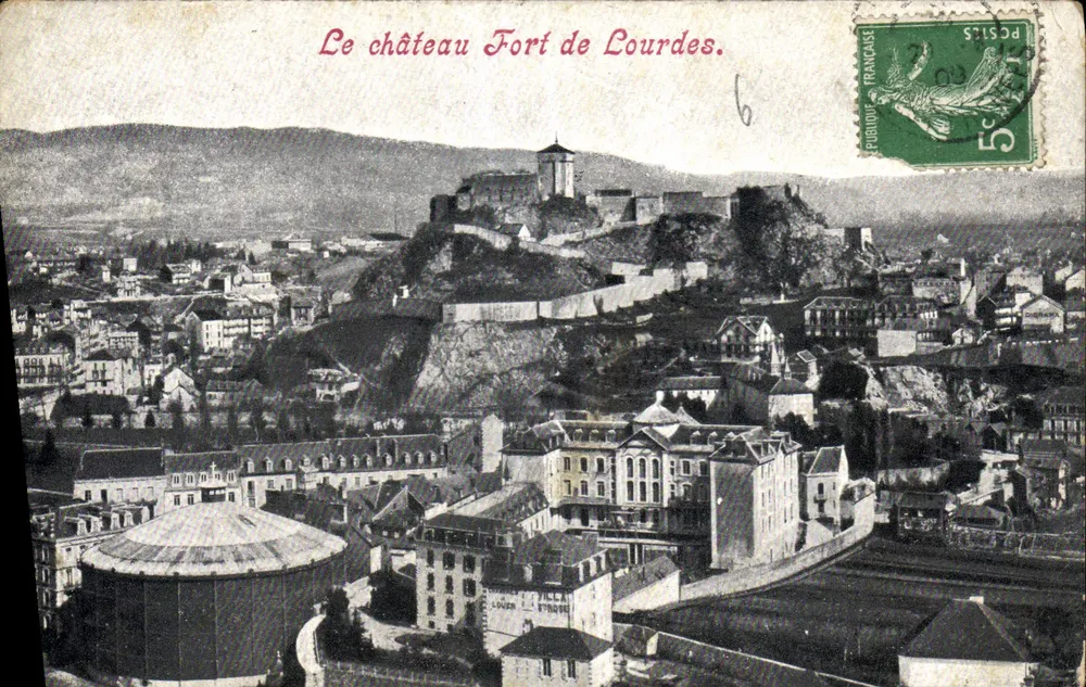 Zamek Fort Lourdes — widok panoramiczny — wydawnictwo J. Aulnay, Lourdes (13 P.) - Awers