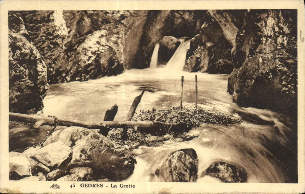 Gedres - A Gruta — cascata em um cânion rochoso — série 45, editor Chalascienne des Arts Photographiques, Strasbourg - Frente