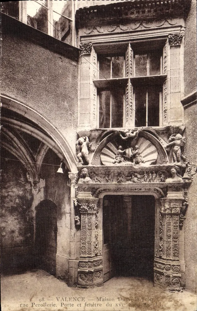 Valência — Casa Dupré-la-Tour, porta e janela do século xv — J.J. - Frente