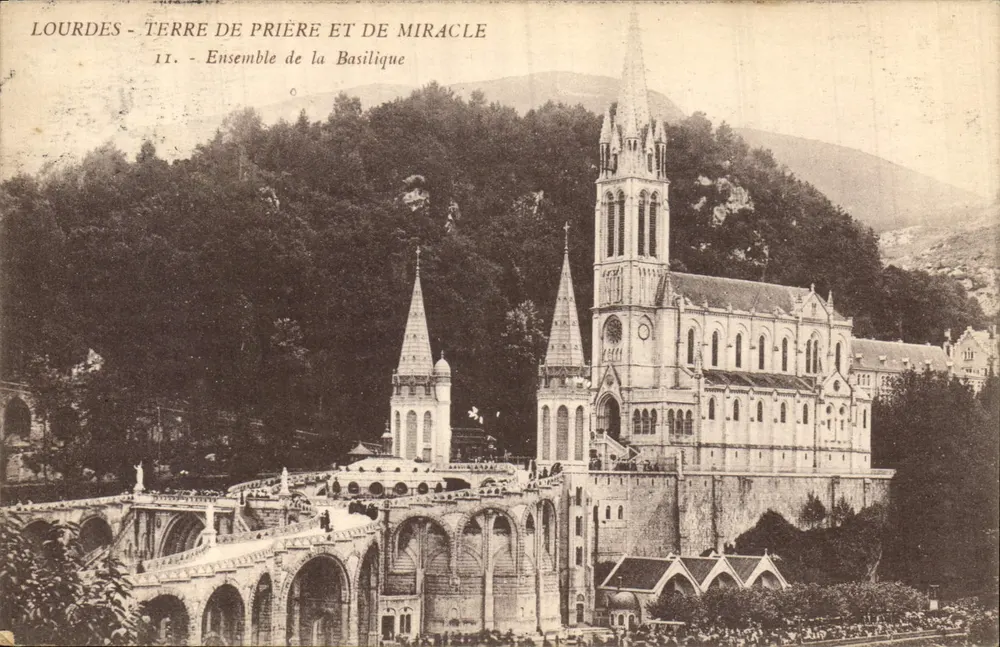 Lourdes - Land der Gebete und Wunder — Ensemble der Basilika - Vorderseite