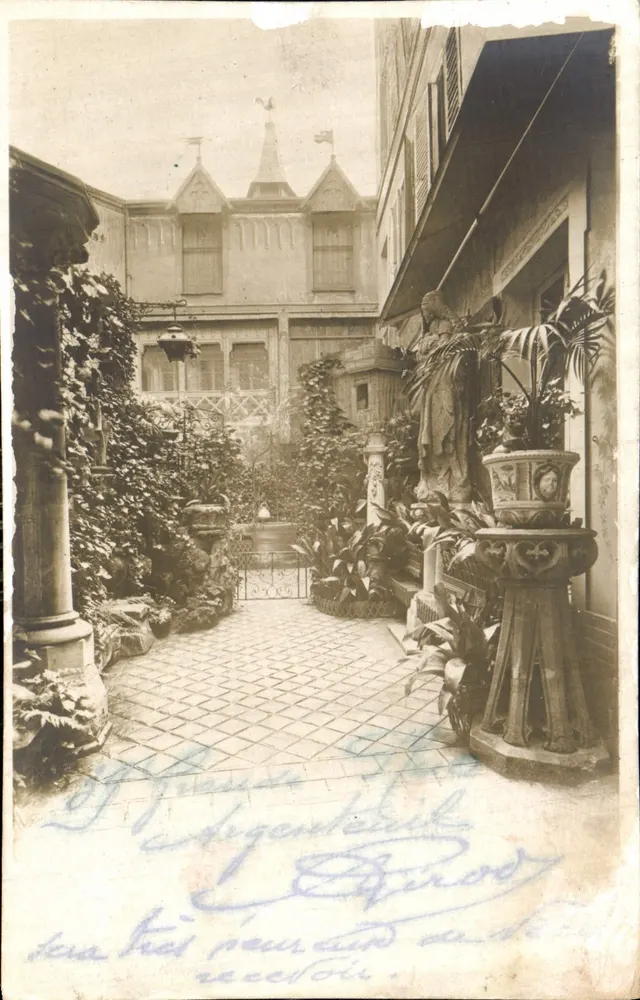Jardín interior — Hotel en la calle de la Iglesia en París - Anverso