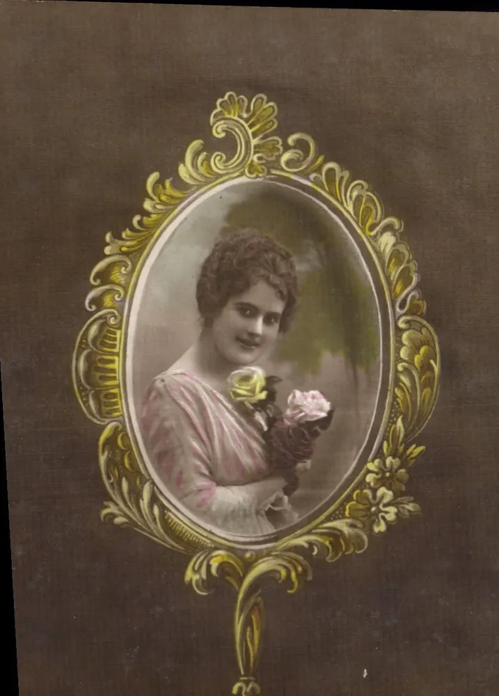 Młoda kobieta w sukni z paskami — portret w złotym ramie — kartka pocztowa datowana 1914 - Awers