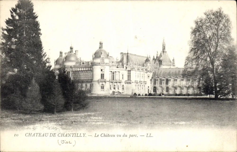 Castelo de Chantilly — O Castelo visto do parque — LL. - Frente