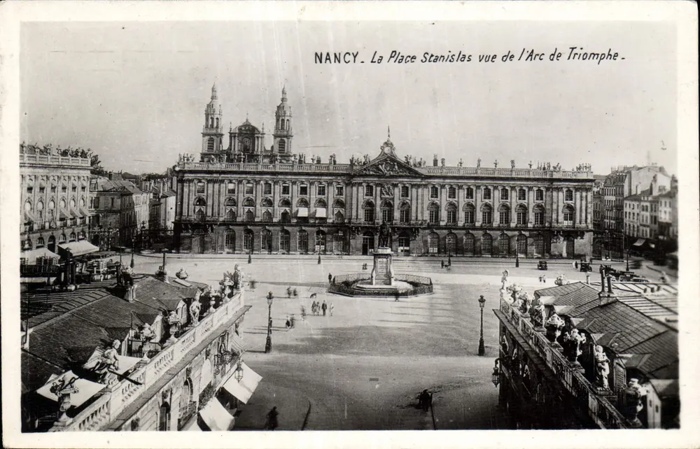 NANCY - La Place Stanislas gezien vanaf het Triomfboog - - Voorkant