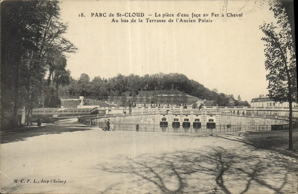 PARC de St-Cloud — La pièce d'eau au Fer à Cheval — Au bas de la Terrasse de l'Ancien Palais — M. C. F. L., Issy (Seine) - Anverso