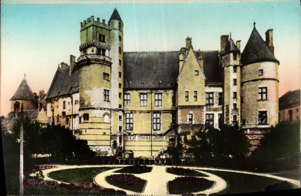 Bourges - Palast Jacques-Cœur — Ansicht vom Place du Berry — E. Maguairé, Bourges - Vorderseite