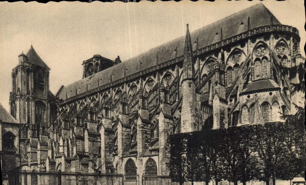 Bourges (Cher) — Die Kathedrale aus dem Garten des Rathauses gesehen — E. Maquare, Verlag, Bourges - Vorderseite