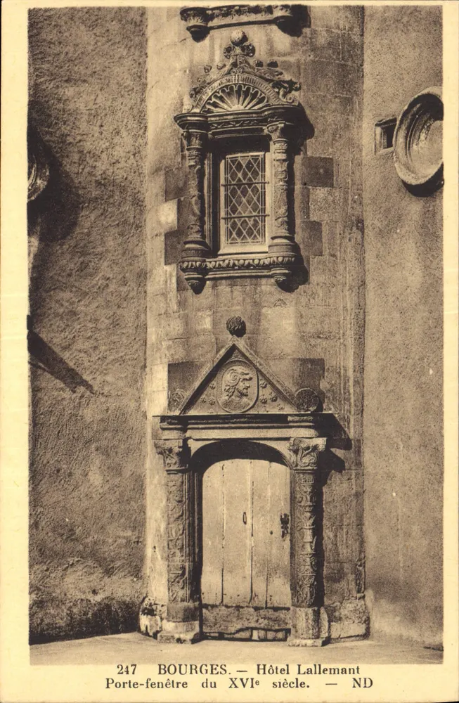 Bourges — Hôtel Lalleman, porte-fenêtre du XVIe siècle — ND - Recto
